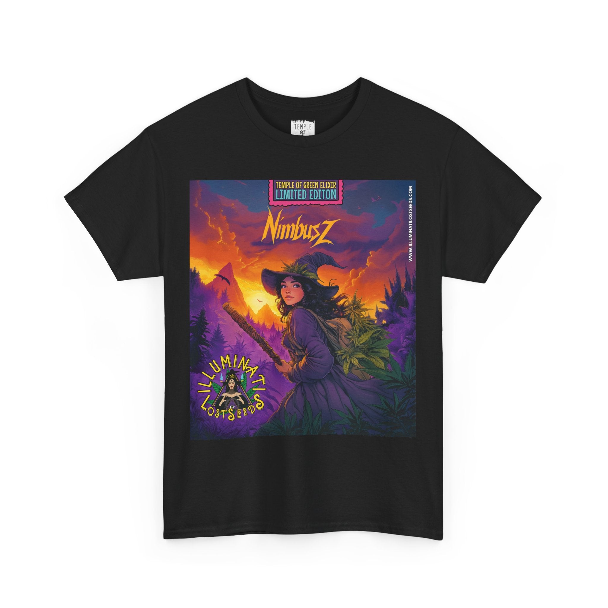 NimbusZ schwarzes T-shirt auf dem steht: Hexe im violetten Zauberergewand mit Hut steht mit einem Stab in der Hand in einer Landschaft bei Sonnenuntergang, zwischen grünen Cannabis-Pflanzen. Oben der Schriftzug ‚NimbusZ‘ und ‚Temple of Green Elixir Limited Edition‘, unten das Logo ‚Illuminati Lost Seeds‘.