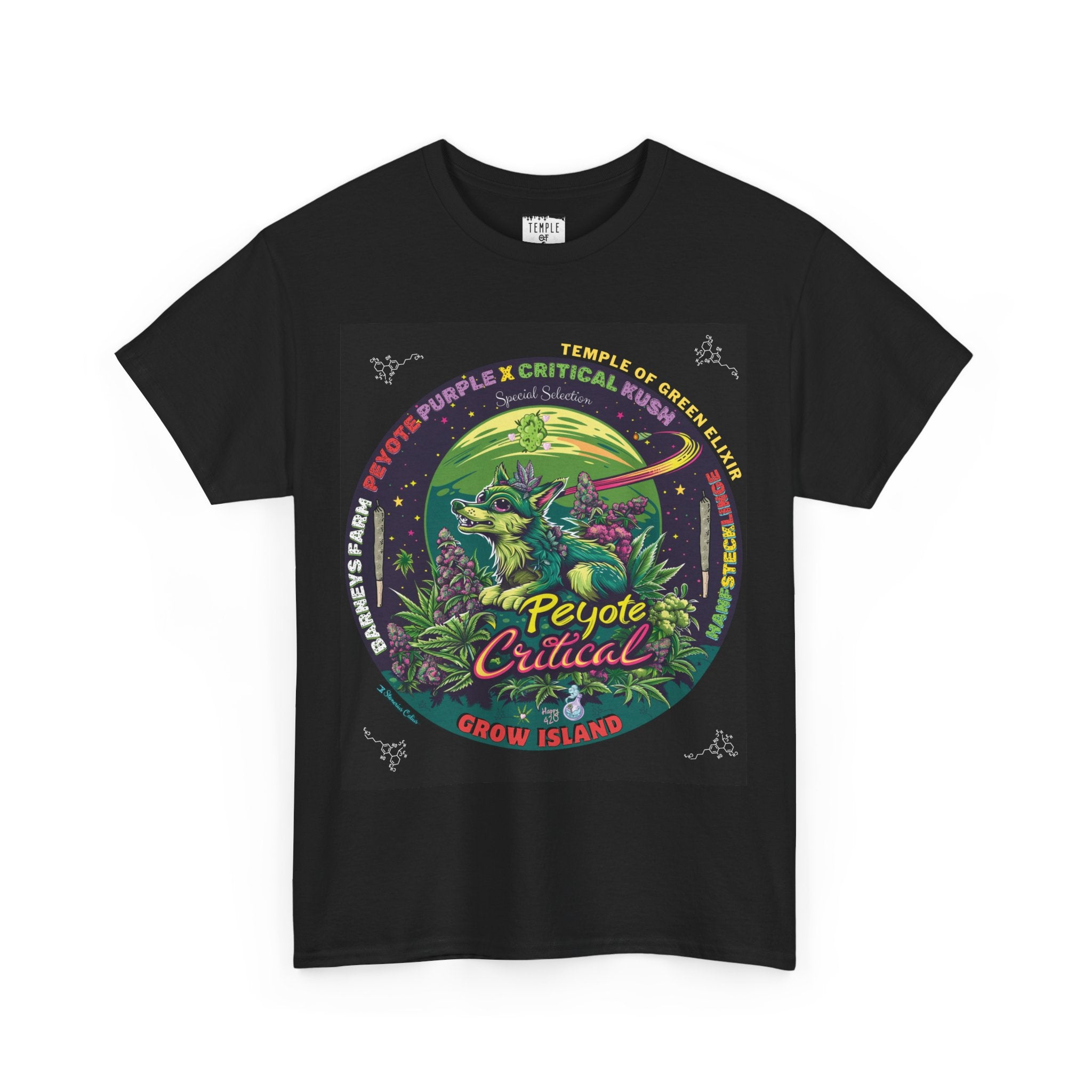 Peyote Critical schwarzes T-shirt Ein smaragdgrün bepelzter Wolf patrouilliert zwischen lilafarbenen cannabis Blüten im Mondlicht und beobachtet jede Regung auf dem Feld. Sein Fell passt sich den Schattierungen der umliegenden Pflanzen an, als wäre er selbst ein verborgenes Geschöpf der Natur.