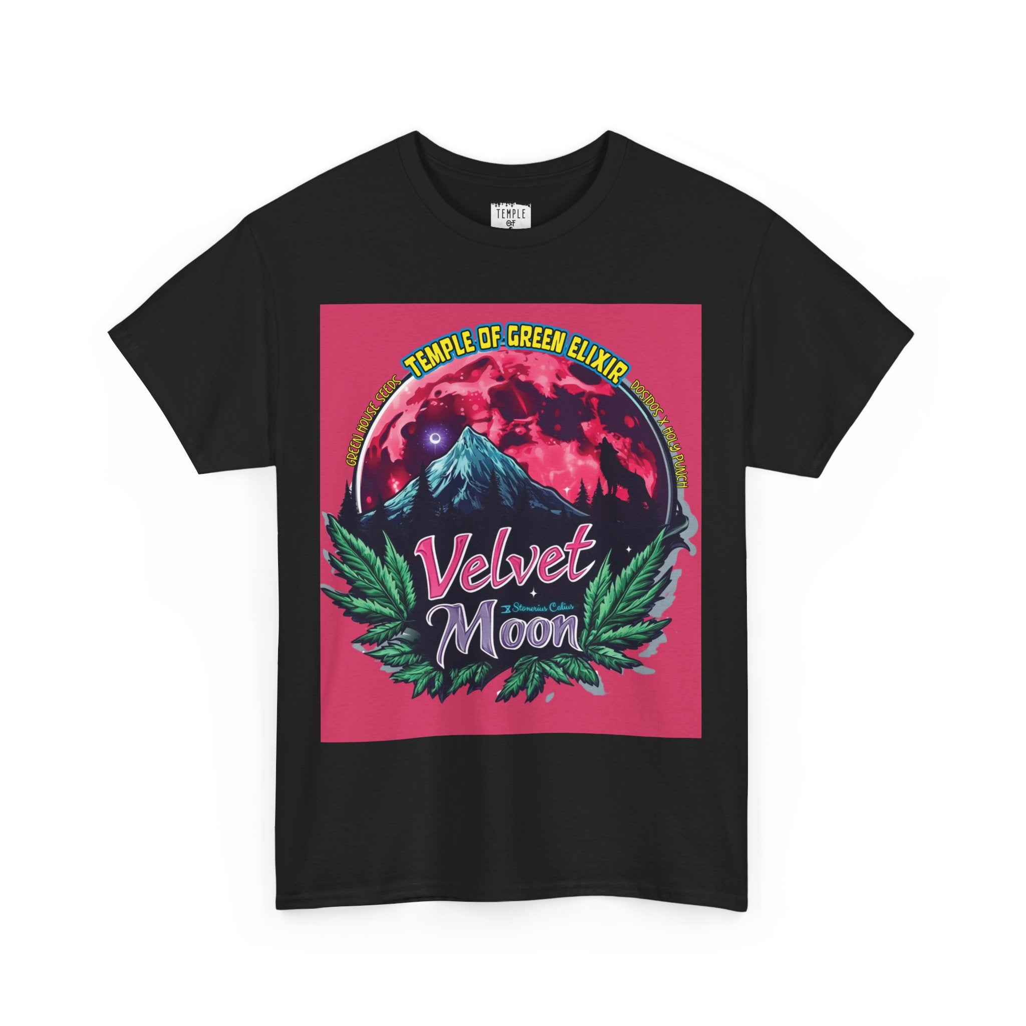 Velvet Moon T-shirt schwarz, Die Grafik erzählt von einer besonderen Nacht, in der das samtige Licht des blutroten Mondes die Berggipfel umhüllt und ein einsamer Wolf in den Schatten der dunklen Wälder hineinheult. Die Luft ist erfüllt vom Duft der frischen Bergluft, die die Freiheit der Wildnis und den Zauber des Unbekannten mit sich bringt. Cannabisblätter rahmen die Szene ein, als würde die Natur selbst diesen geheimen Moment beschützen.