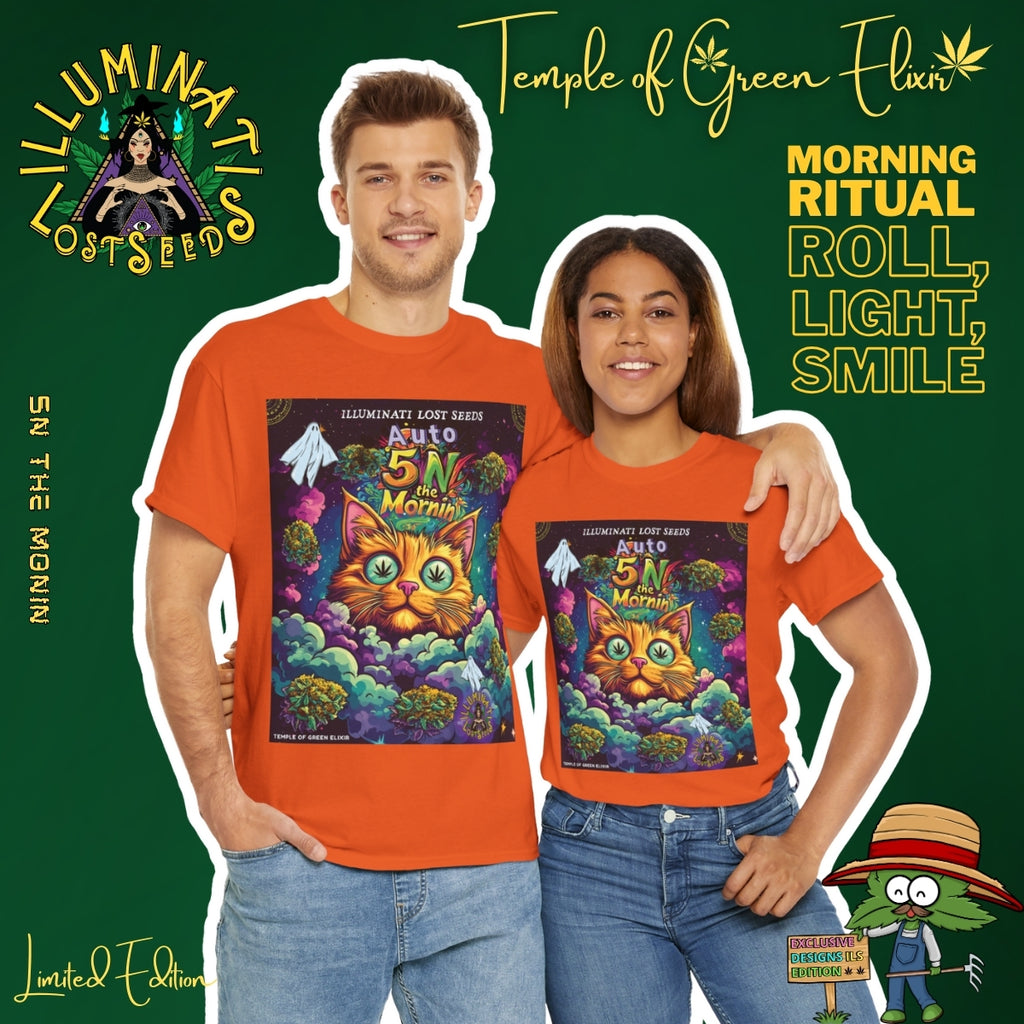 Zwei Personen tragen das leuchtend orangefarbene Auto 5 in the Mornin’ T-Shirt aus der Temple of Green Elixir x Illuminati Lost Seeds Limited Edition. Das farbenfrohe Design mit der ikonischen Katze symbolisiert den perfekten Start in den Tag – mit einem Lächeln, guter Energie und „Higher Vibes“.
