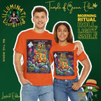 Zwei Personen tragen das leuchtend orangefarbene Auto 5 in the Mornin’ T-Shirt aus der Temple of Green Elixir x Illuminati Lost Seeds Limited Edition. Das farbenfrohe Design mit der ikonischen Katze symbolisiert den perfekten Start in den Tag – mit einem Lächeln, guter Energie und „Higher Vibes“.