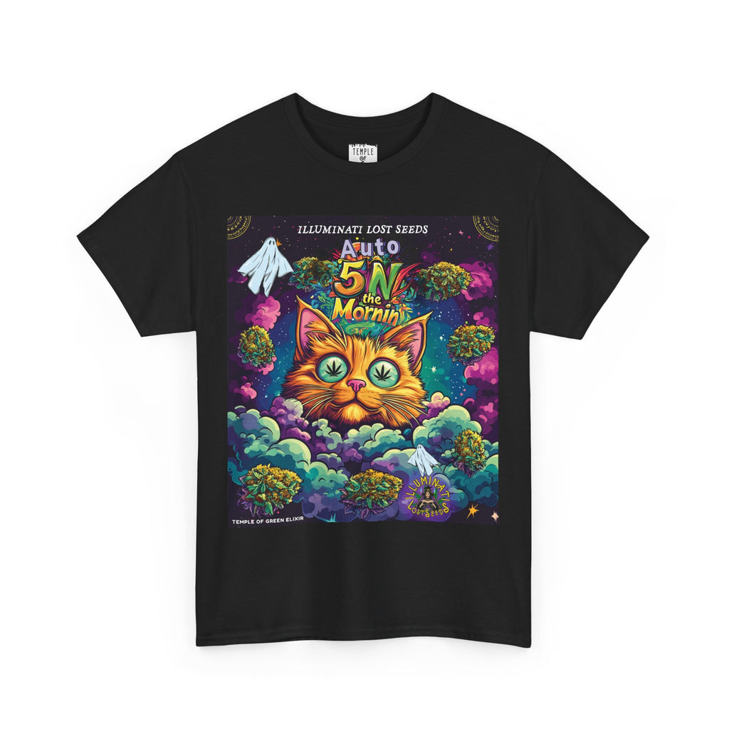 Schwarzes T-Shirt aus der Illuminati Lost Seeds x Temple of Green Elixir Kollektion mit dem psychedelischen Motiv Auto 5 in the Mornin’. Eine bunte Katze mit Hanfblättern in den Augen schwebt zwischen Wolken und Galaxien – ein Design, das Träume und Reality miteinander verschmelzen lässt.