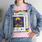 Model steht im Jeans Jacke und rosa ADHD 420 Area Stonerius Calius Edition T-shirt. Das Motiv zeigt eine friedliche Landschaft im warmen Licht des Sonnenuntergangs, in der die Hauptfigur – in Begleitung ihrer treuen schwarzen Katze – durch ein Cannabisfeld streift und die Ruhe der Natur genießt.