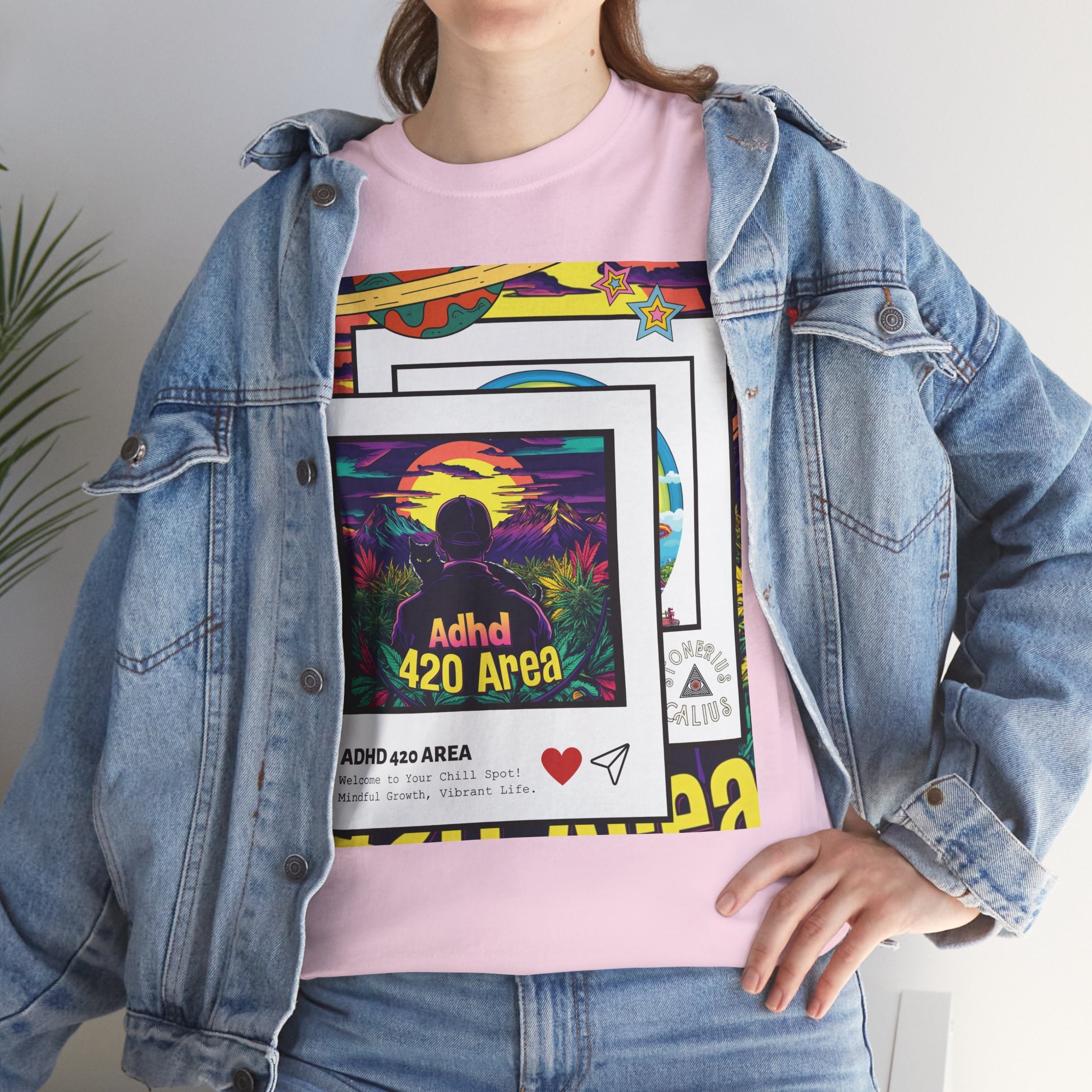 Model steht im Jeans Jacke und rosa ADHD 420 Area Stonerius Calius Edition T-shirt. Das Motiv zeigt eine friedliche Landschaft im warmen Licht des Sonnenuntergangs, in der die Hauptfigur – in Begleitung ihrer treuen schwarzen Katze – durch ein Cannabisfeld streift und die Ruhe der Natur genießt.