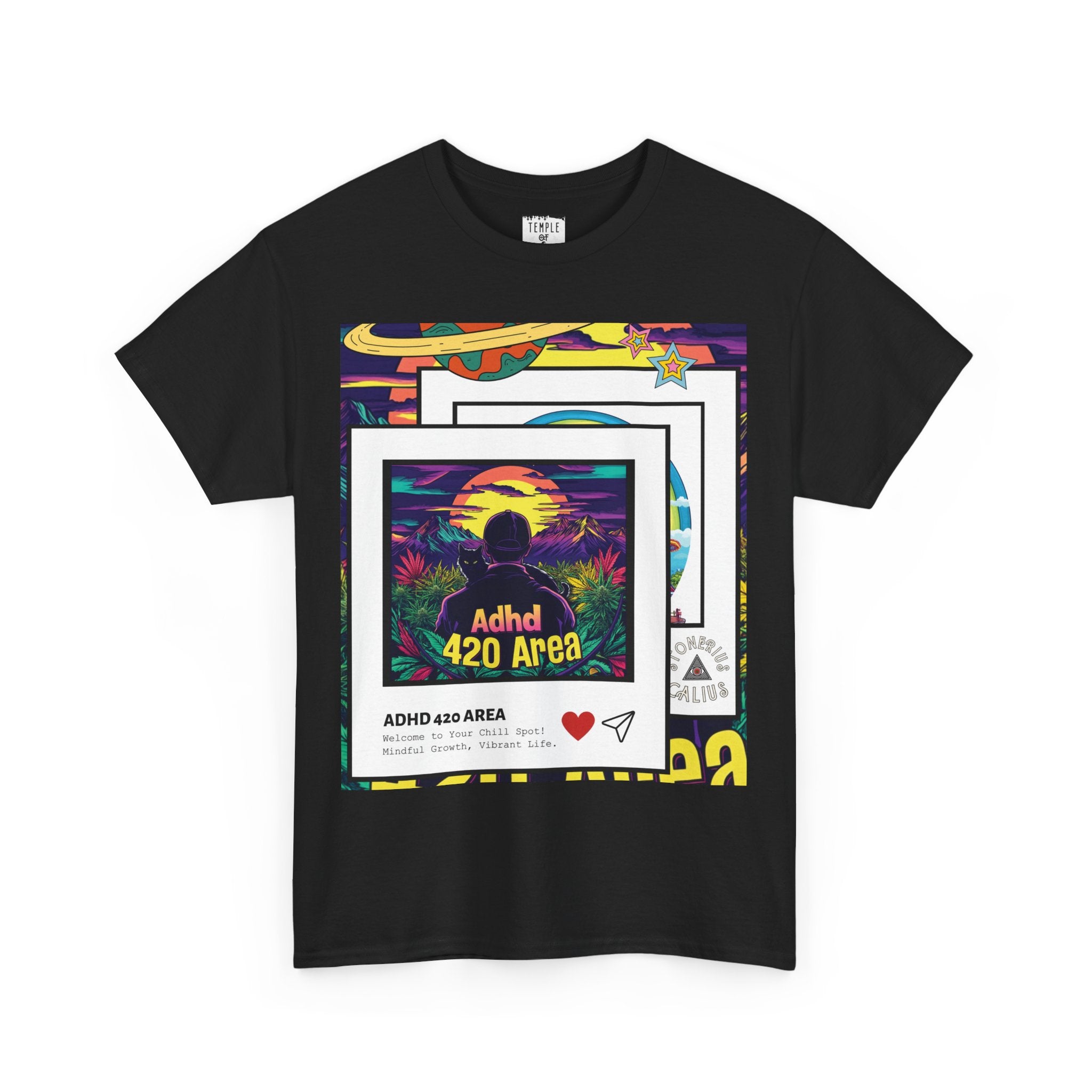  ADHD 420 Area Stonerius Calius Edition T-shirt schwarz,  Das Motiv zeigt eine friedliche Landschaft im warmen Licht des Sonnenuntergangs, in der die Hauptfigur – in Begleitung ihrer treuen schwarzen Katze – durch ein Cannabisfeld streift und die Ruhe der Natur genießt.