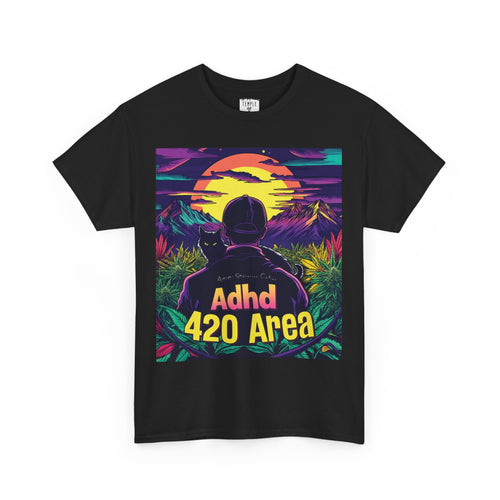 ADHD 420 Area T-shirt schwarz  Das Motiv zeigt eine friedliche Landschaft im warmen Licht des Sonnenuntergangs, in der die Hauptfigur – in Begleitung ihrer treuen schwarzen Katze – durch ein Cannabisfeld streift und die Ruhe der Natur genießt.