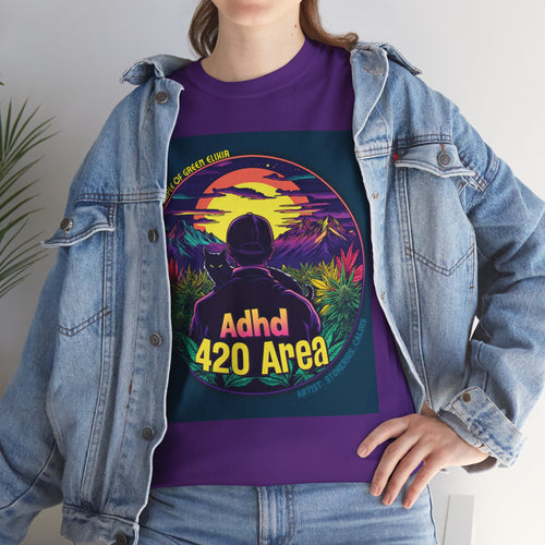 Model steht im Jeans Jacke und lila ADHD 420 Area Temple of Green Elixir Edition T-shirt. Das Motiv zeigt eine friedliche Landschaft im warmen Licht des Sonnenuntergangs, in der die Hauptfigur – in Begleitung ihrer treuen schwarzen Katze – durch ein Cannabisfeld streift und die Ruhe der Natur genießt.