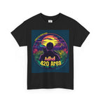 ADHD 420 Area Temple of Green Elixir Edition T-shirt schwarz, Mitiv hat dunkelblaues HIntergrund. Das Motiv zeigt eine friedliche Landschaft im warmen Licht des Sonnenuntergangs, in der die Hauptfigur – in Begleitung ihrer treuen schwarzen Katze – durch ein Cannabisfeld streift und die Ruhe der Natur genießt.