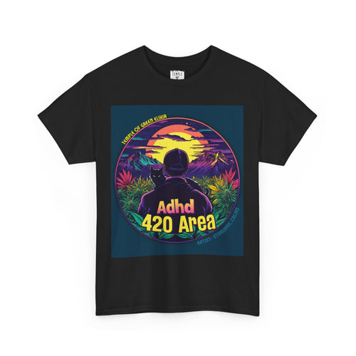 ADHD 420 Area Temple of Green Elixir Edition T-shirt schwarz, Mitiv hat dunkelblaues HIntergrund. Das Motiv zeigt eine friedliche Landschaft im warmen Licht des Sonnenuntergangs, in der die Hauptfigur – in Begleitung ihrer treuen schwarzen Katze – durch ein Cannabisfeld streift und die Ruhe der Natur genießt.