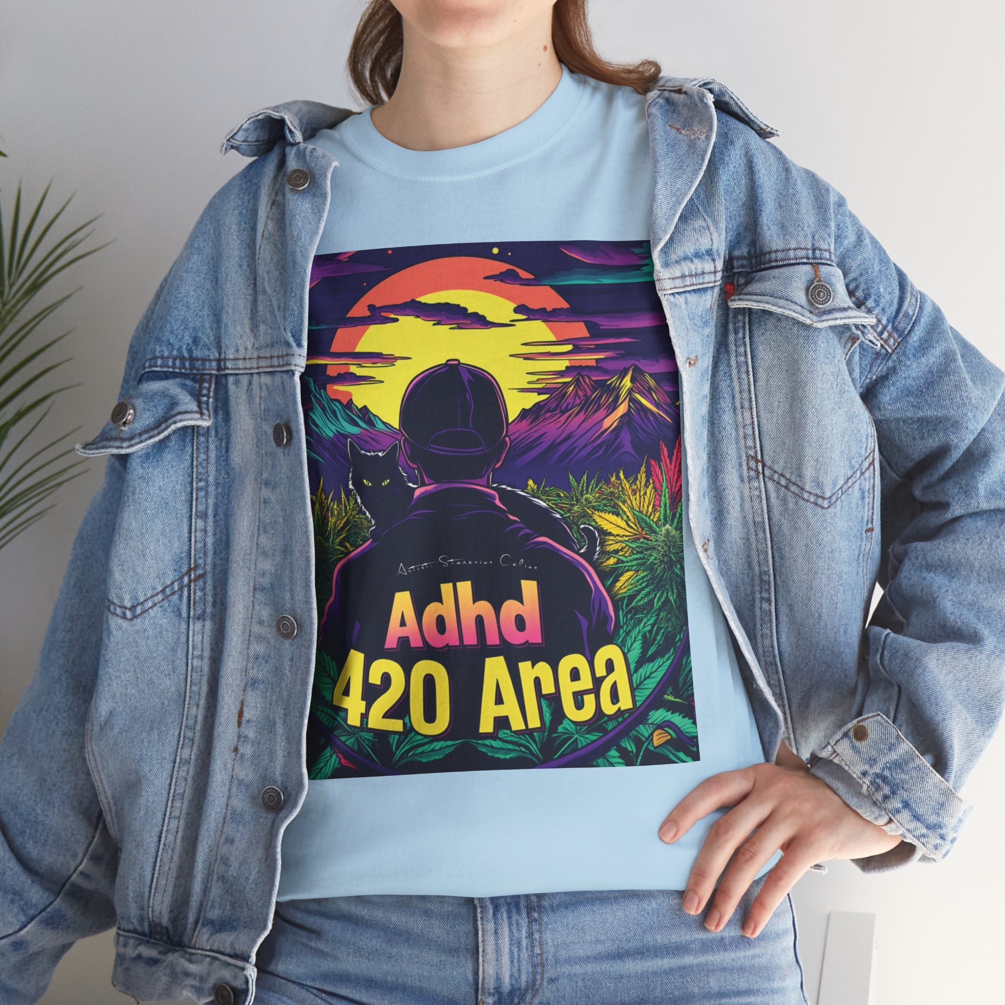 Model steht im Jeans Jacke und ADHD 420 Area blaues T-shirt.  Das Motiv zeigt eine friedliche Landschaft im warmen Licht des Sonnenuntergangs, in der die Hauptfigur – in Begleitung ihrer treuen schwarzen Katze – durch ein Cannabisfeld streift und die Ruhe der Natur genießt.