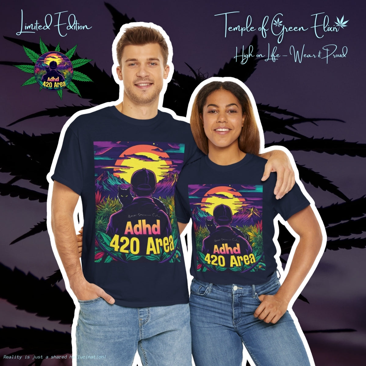Links umarmt ein Mann eine Frau, die rechts steht, beide tragen identische dunkelblaue ADHD 420 Area T-Shirts, im Hintergrund ist die Silhouette einer Cannabisblüte zu sehen. Das Motiv auf den T-shirts zeigen eine friedliche Landschaft im warmen Licht des Sonnenuntergangs, in der die Hauptfigur – in Begleitung ihrer treuen schwarzen Katze – durch ein Cannabisfeld streift und die Ruhe der Natur genießt.