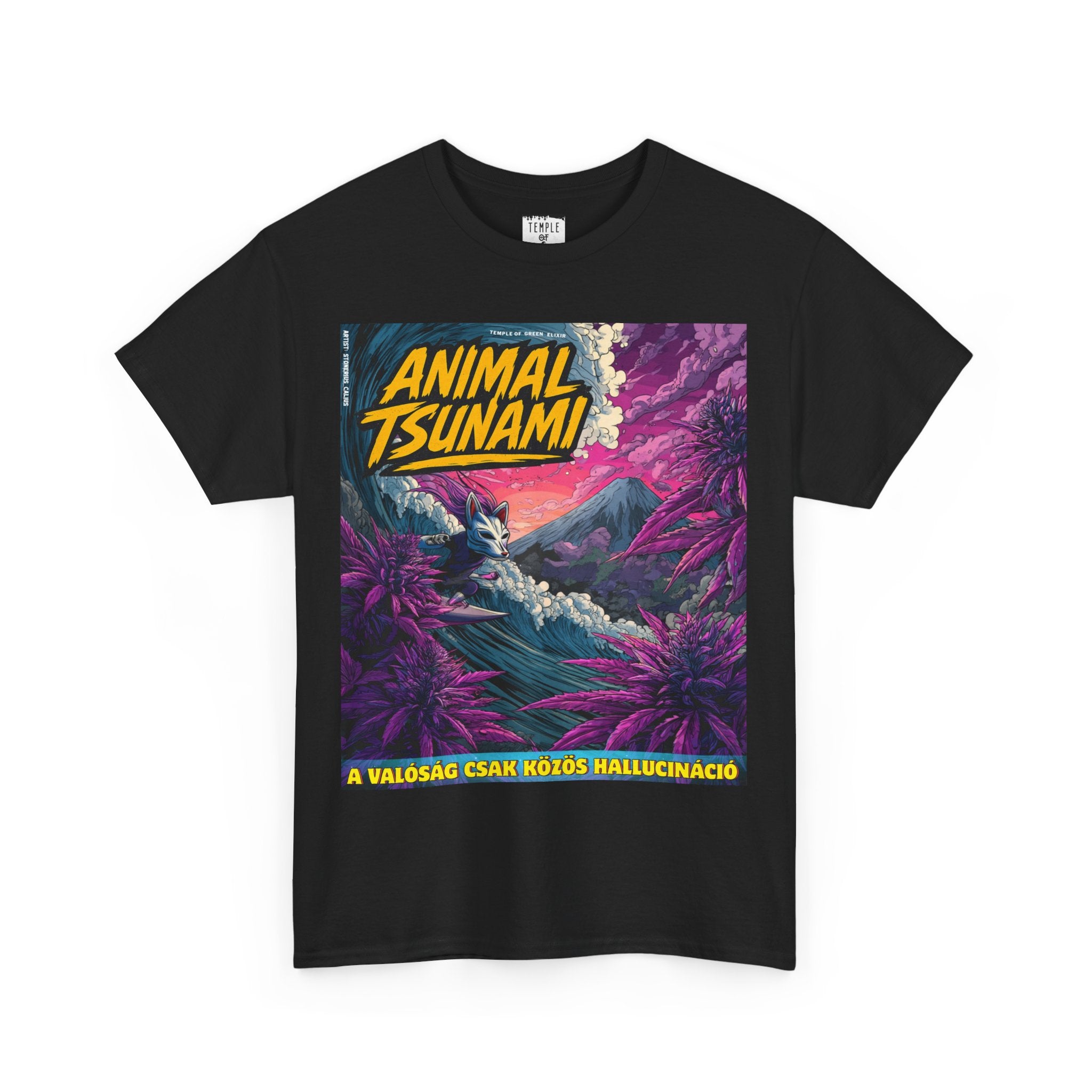 Schwarzes T-Shirt Animal Tsunami von Temple of Green Elixir. Das Design zeigt einen Surfer mit einer japanischen Fuchsmaske, der auf einer großen Welle aus lila Cannabis-Pflanzen reitet.