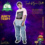 Frau steht im Apple Blossom rosa T-shirt und Jeans, lila-blaue hintergrund mit Grow Island und Temple of Green Elixir logo, text wie Juicy terpy auf der linke seite und Cannabis Figur in der rechte untere Ecke.