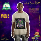 Mann steht im Apple Blossom sand T-shirt und karierte Hose, lila-blaue hintergrund mit Grow Island und Temple of Green Elixir logo, text wie Juicy terpy auf der linke seite und Cannabis Figur in der rechte untere Ecke.