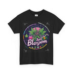 Apple Blossom schwarzes T-shirt, Die Grafik entführt dich in eine magische Nacht, in der zwischen lilafarbenen Blüten eine Cannabis-Pflanze mit Apfelblüten-Charakter die Szenerie dominiert. Im Hintergrund strahlt der Vollmond und taucht die Szene in zartes Rosélicht, während kleine Symbole und verspielte Illustrationen die vielseitigen medizinischen und freizeitlichen Werte der Cannabispflanze widerspiegeln.
