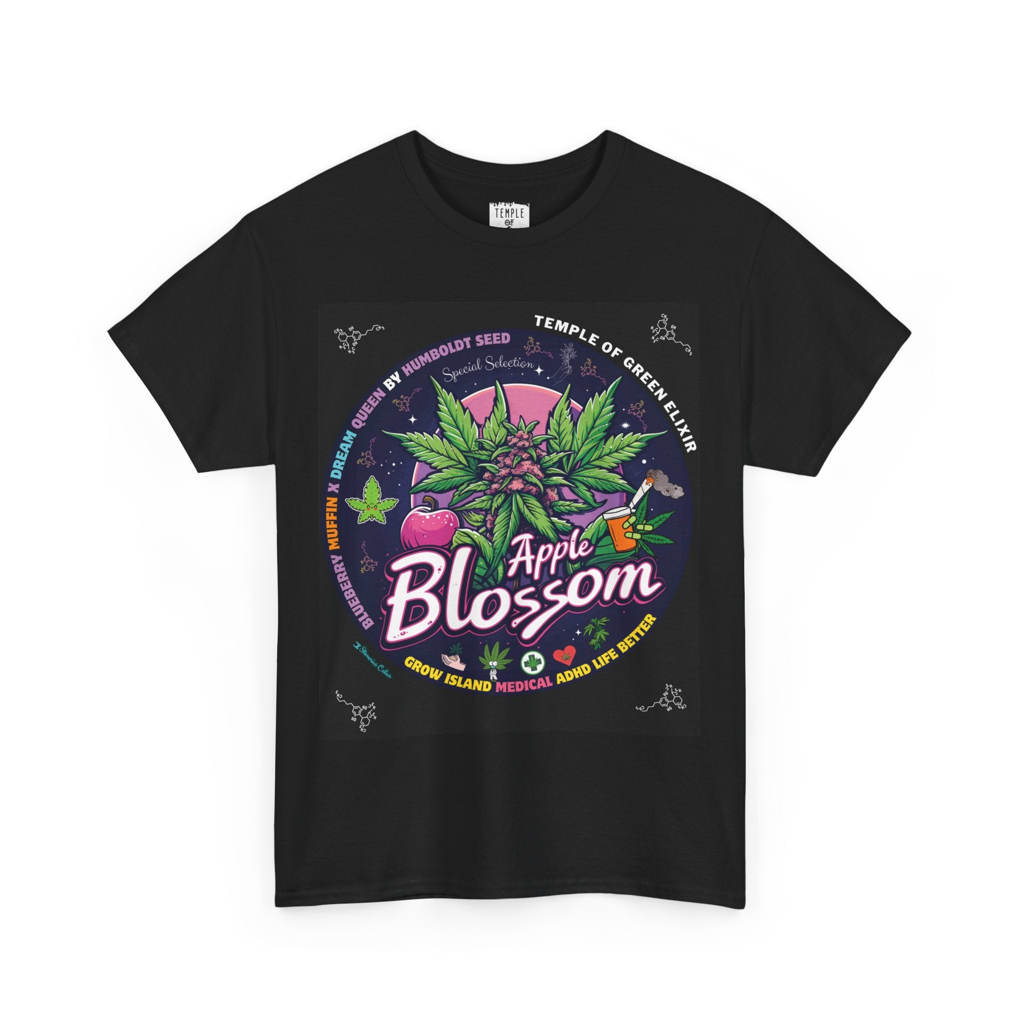 Apple Blossom schwarzes T-shirt, Die Grafik entführt dich in eine magische Nacht, in der zwischen lilafarbenen Blüten eine Cannabis-Pflanze mit Apfelblüten-Charakter die Szenerie dominiert. Im Hintergrund strahlt der Vollmond und taucht die Szene in zartes Rosélicht, während kleine Symbole und verspielte Illustrationen die vielseitigen medizinischen und freizeitlichen Werte der Cannabispflanze widerspiegeln.