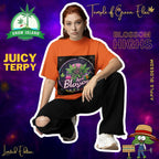 Junge Dame hockt im Apple Blossom oragnge T-shirt und schwarze Hose, lila-blaue hintergrund mit Grow Island und Temple of Green Elixir logo, text wie Juicy terpy auf der linke seite und Cannabis Figur in der rechte untere Ecke.