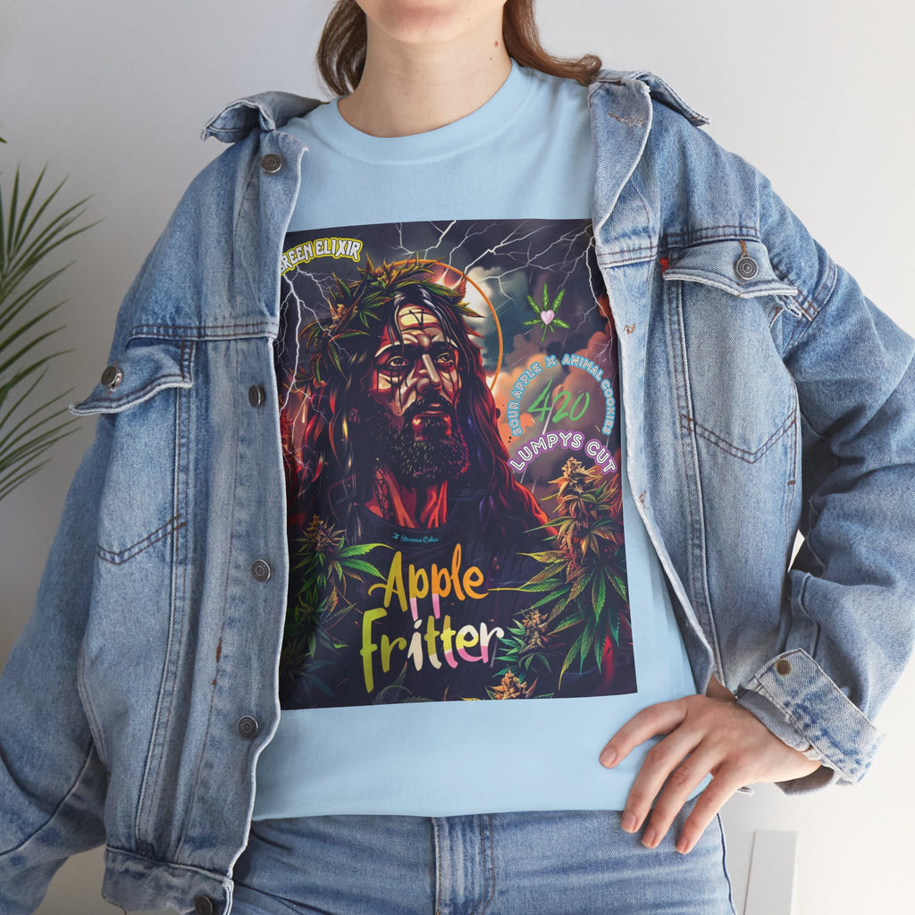 Model trägt Jeans Jacke und Apple Fritter hellblaues T-shirt, Im Zentrum der Grafik steht eine langhaarige, bärtige Figur mit einem aus Cannabis geflochtenen Kranz auf dem Kopf, umgeben von zuckenden Blitzen.
