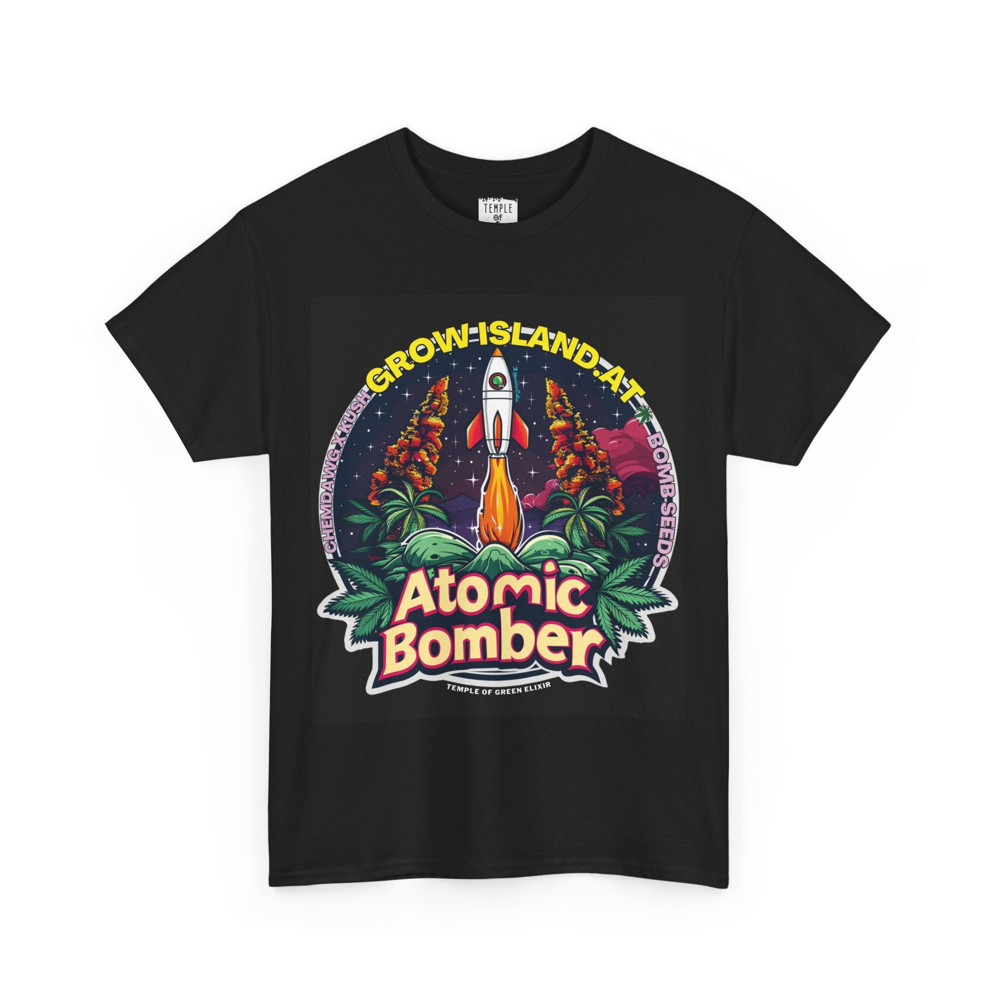 Atomic Bomber T-shirt schwarz, Im Mittelpunkt steht eine startbereite Rakete zwischen Cannabisblättern, die vor einem brennenden Himmel und in kosmischer Atmosphäre zum Leben erwacht. 