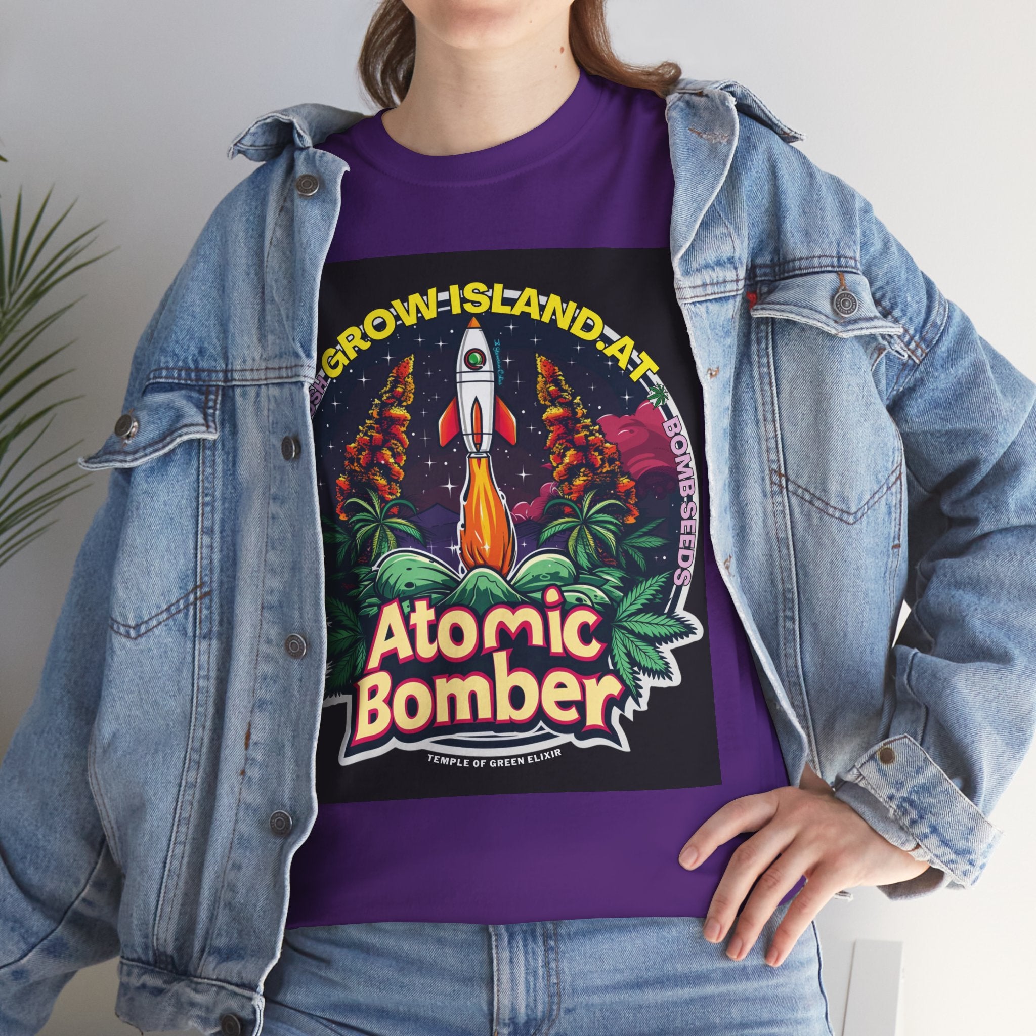 Model steht im Jeans Jacke und Atomic Bomber lila T-shirt. Im Mittelpunkt steht eine startbereite Rakete zwischen Cannabisblättern, die vor einem brennenden Himmel und in kosmischer Atmosphäre zum Leben erwacht. 
