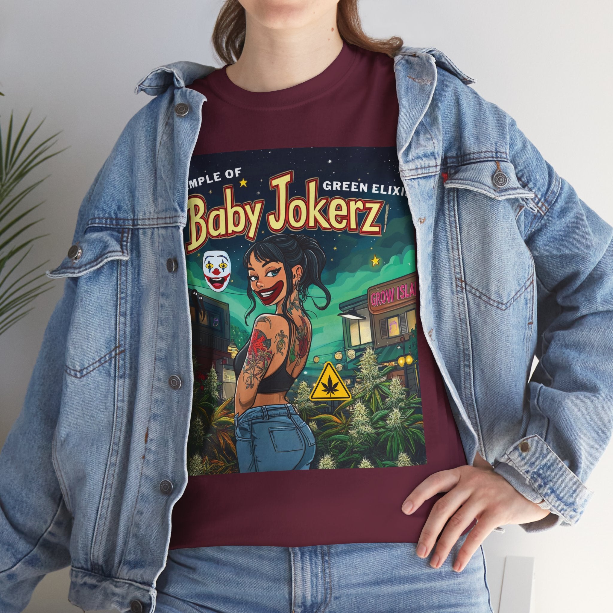 Model steht im Jeans Jacke und Baby Jokerz bordo T-shirt, auf dem neben dem Neonlicht von Grow Island, dreht sich das Baby-Jokerz-Girl mit einem selbstbewussten Lächeln zu dir um – als hätte sie gerade eine geheime Botschaft hinterlassen. Im Hintergrund vermischen sich Sterne, der Duft von Gras und das Gefühl von Freiheit, Vorne viele Cannabis Pflanzen und Buds