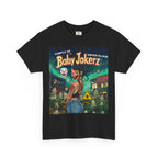 Baby Jokerz T-shirt schwarz auf dem neben dem Neonlicht von Grow Island, dreht sich das Baby-Jokerz-Girl mit einem selbstbewussten Lächeln zu dir um – als hätte sie gerade eine geheime Botschaft hinterlassen. Im Hintergrund vermischen sich Sterne, der Duft von Gras und das Gefühl von Freiheit. Vorne viele Cannabis Pflanzen und Buds