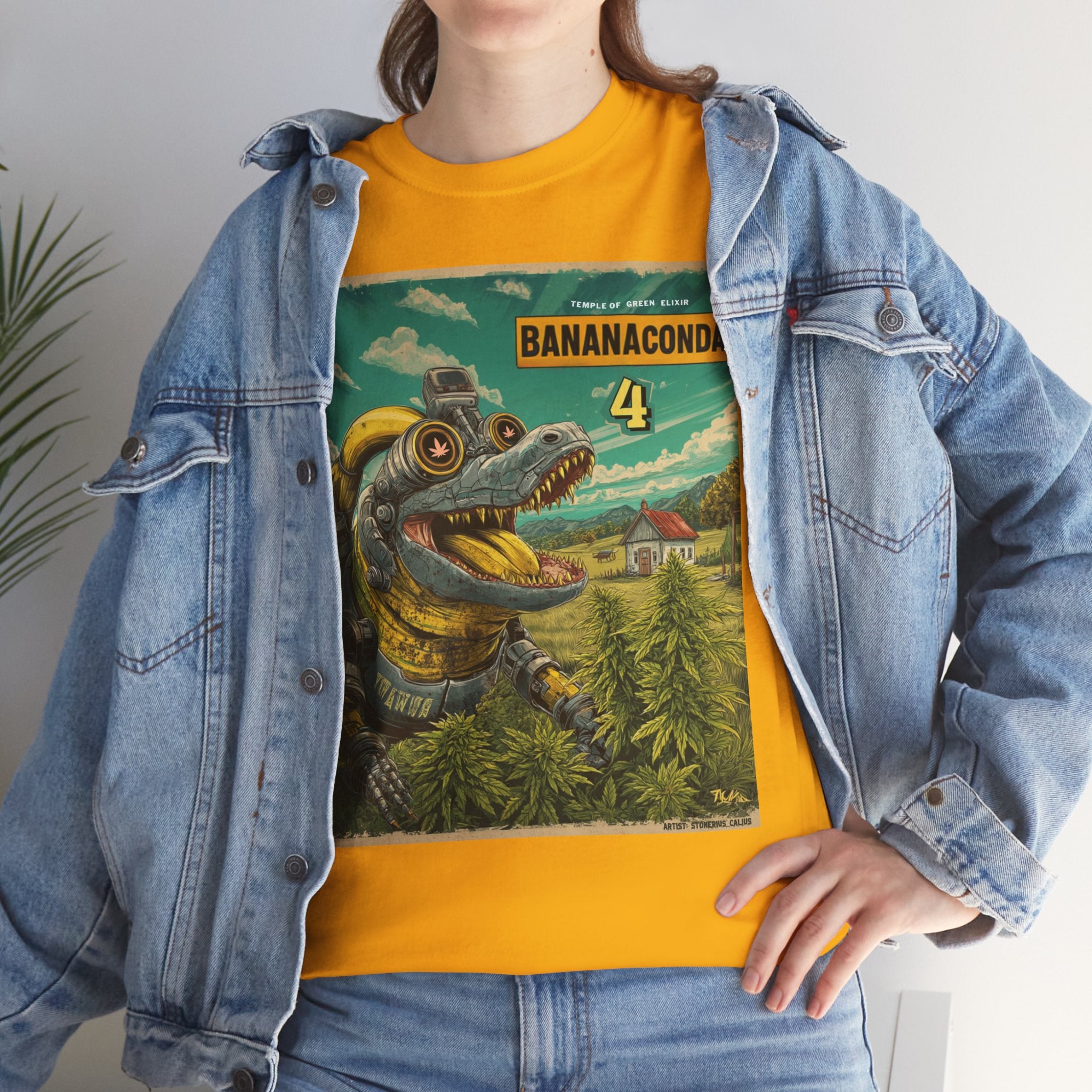 Model steht in Jeans Jacke und gelbes BananaConda4 T-shirt, mit dem bananen-robot-Krokodil und cannabisfeld