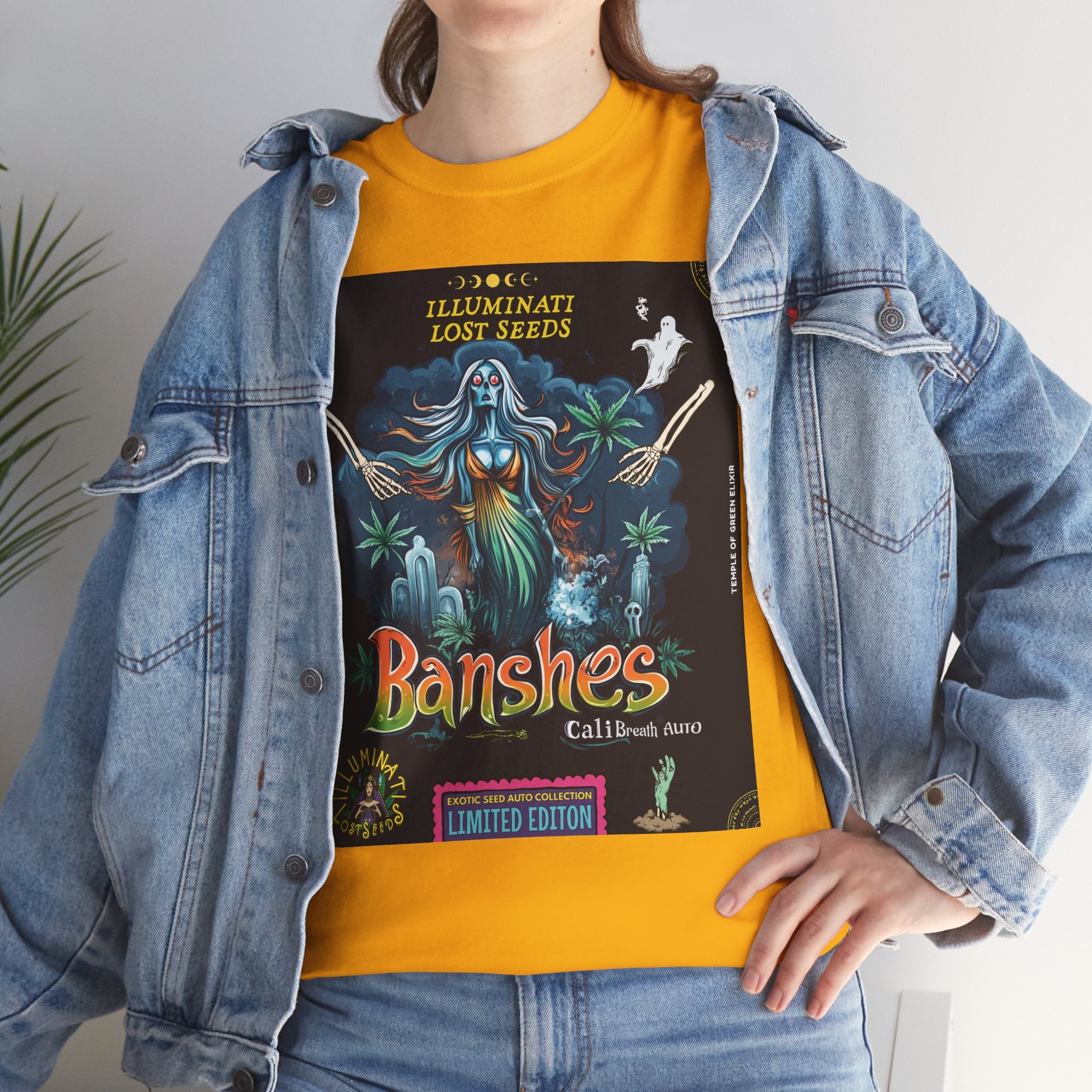 Model trägt Jeans Jacke und Banshes Cali Breath gelbes T-shirt, Geisterhafte Frau mit langen blauen Haaren steht zwischen Pflanzen und Skelettarmen vor mystischem Hintergrund. Oben der Text ‚ILLUMINATI LOST SEEDS‘, unten groß ‚Banshes Cali Breath Auto‘, links und rechts zusätzliche Schriftzüge, unten ein ‚LIMITED EDITION‘ Schild.