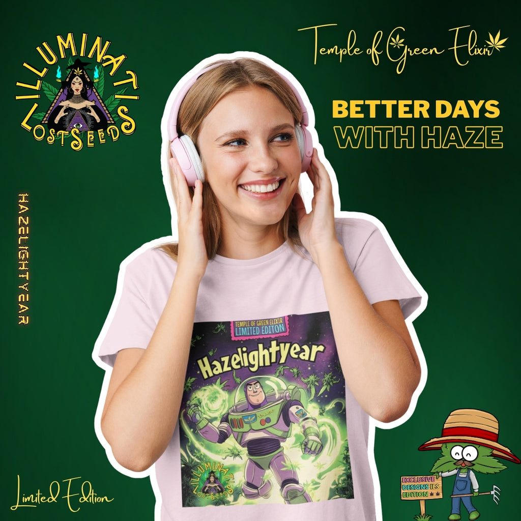 Eine junge, fröhliche Frau mit blonden Haaren hört mit rosa Kopfhörern Musik. Sie trägt ein hellrosa Hazelightyear - Illuminati Lost Seeds T-shirt﻿ von Temple of Green Elixir mit dem "Hazelightyear"-Druck, einer humorvollen Cannabis-Parodie eines Weltraum-Helden. Die Werbegrafik für "Temple of Green Elixir" und "Illuminati Lost Seeds" steht unter dem Motto "BETTER DAYS WITH HAZE" und bewirbt eine "Limited Edition"