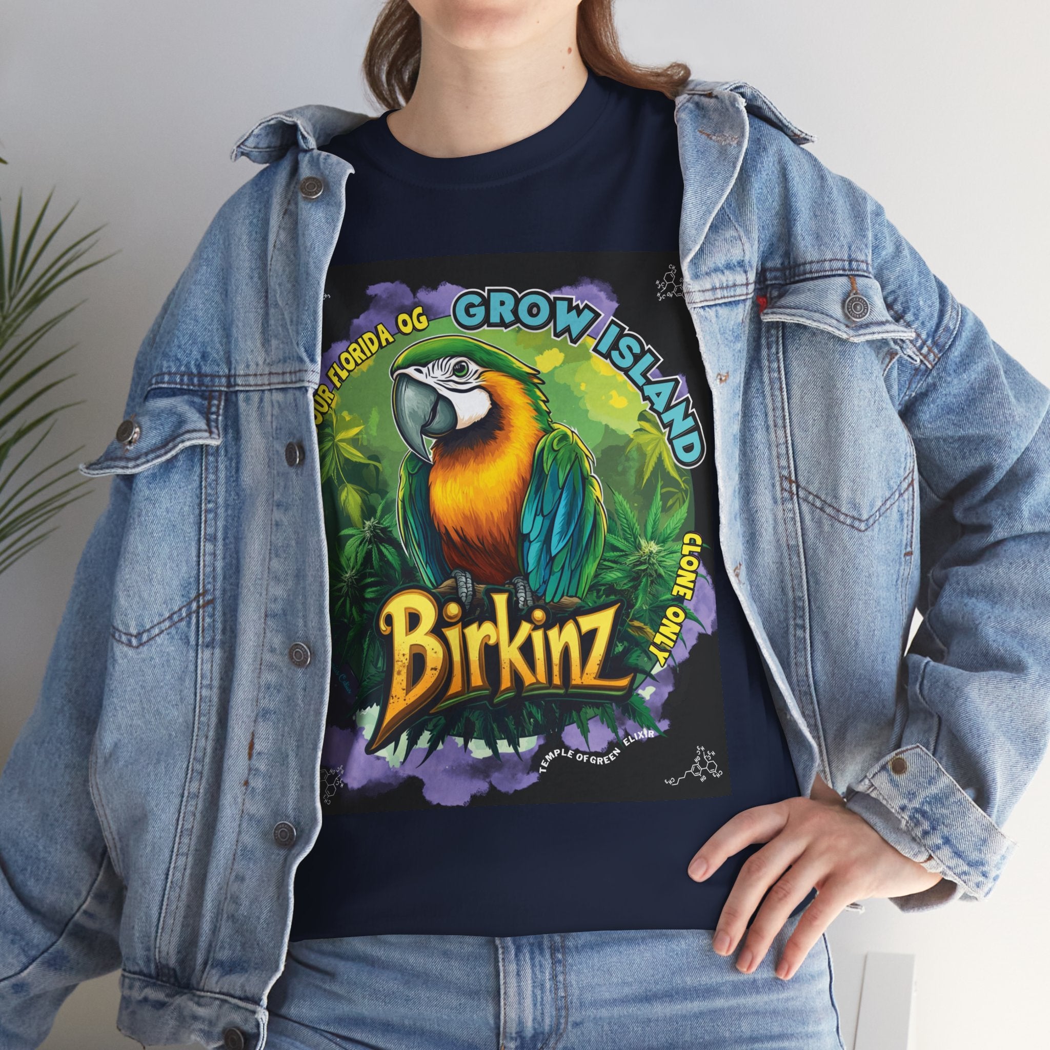 Model steht in Jeans Jacke und Birkinz navy T-shirt mit blau-grün-gelb Papagei und cannabis blühten rund herum