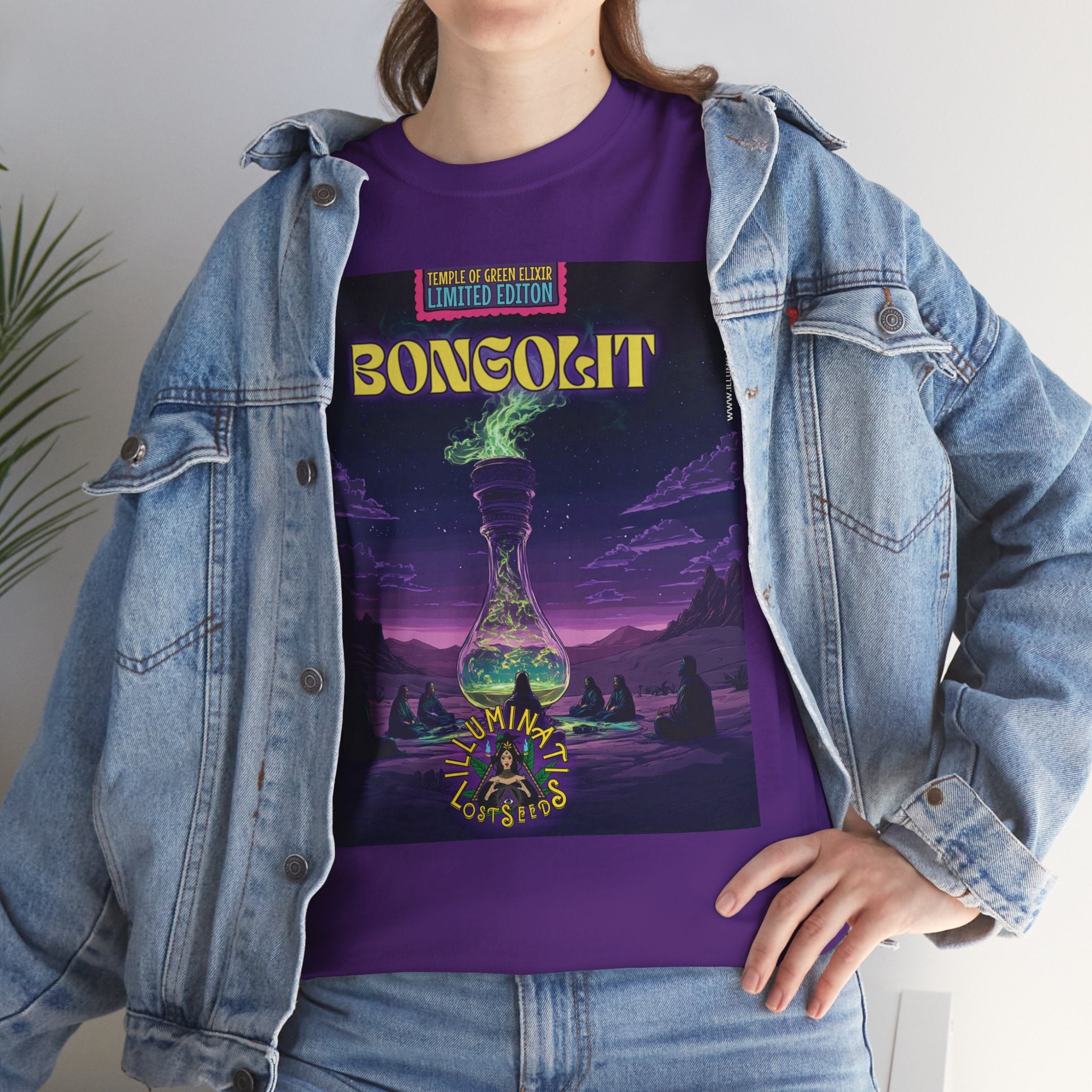 Model trägt Jeansjacke und Bongolit lila T-shirt  mit Muster: Gruppe von Personen sitzt im Kreis in einer Fantasielandschaft um eine große, rauchende Bong-Flasche, vor nachtdunklem Himmel. Oben steht ‚Bongolit‘ und ‚Temple of Green Elixir Limited Edition‘, unten das Illuminati Lost Seeds Logo.