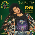 Schwarzhaarige Frau trägt Hut, schwarzes Bongolit T-Shirt und geblümten Kimono,  umgeben von Schriftzügen wie ‚Illuminati Lost Seeds‘, ‚Temple of Green Elixir‘ und dem Slogan ‚High Vibes Even Without The Stash‘. Auf dem T-shirt steht Gruppe von Personen sitzt im Kreis in einer Fantasielandschaft um eine große, rauchende Bong-Flasche, vor nachtdunklem Himmel. Oben steht ‚Bongolit‘ und ‚Temple of Green Elixir Limited Edition‘, unten das Illuminati Lost Seeds Logo.