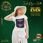 Frau trägt weiße Hose, Hut und Bongolit  T-Shirt, umgeben von Schriftzügen wie ‚Illuminati Lost Seeds‘, ‚Temple of Green Elixir‘ und dem Slogan ‚High Vibes Even Without The Stash‘. AUf dem T-Shhirt Gruppe von Personen sitzt im Kreis in einer Fantasielandschaft um eine große, rauchende Bong-Flasche, vor nachtdunklem Himmel. Oben steht ‚Bongolit‘ und ‚Temple of Green Elixir Limited Edition‘, unten das Illuminati Lost Seeds Logo.