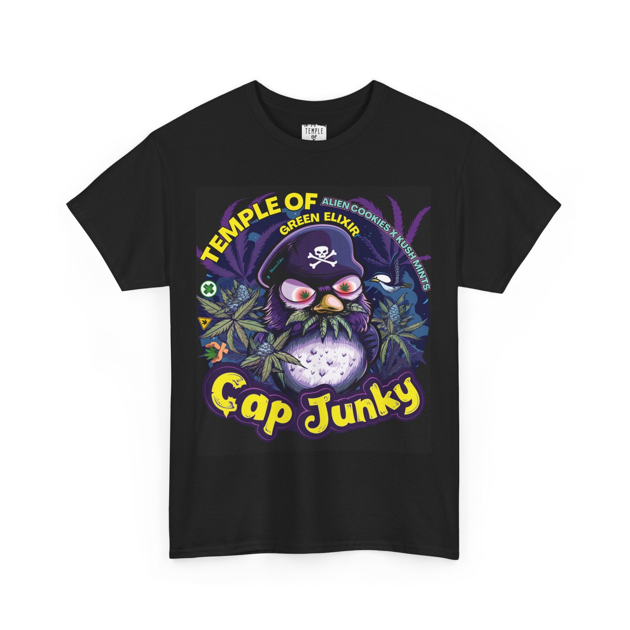 Cap Junky T-Shirt schwarz,  Im Mittelpunkt des Designs steht  eine coole Piraten-Eule mit lilafarbenem Federkleid, die nicht nur die Meere, sondern auch die Cannabishaine beherrscht.  