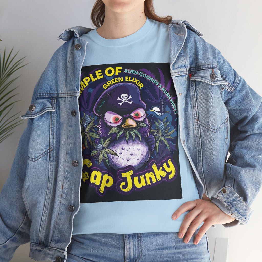 Model trägt Jeans Jacke und Cap Junky hellblaues T-Shirt.  Im Mittelpunkt des Designs steht  eine coole Piraten-Eule mit lilafarbenem Federkleid, die nicht nur die Meere, sondern auch die Cannabishaine beherrscht. 