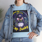 Model trägt Jeans Jacke und Cap Junky hellblaues T-Shirt.  Im Mittelpunkt des Designs steht  eine coole Piraten-Eule mit lilafarbenem Federkleid, die nicht nur die Meere, sondern auch die Cannabishaine beherrscht. 