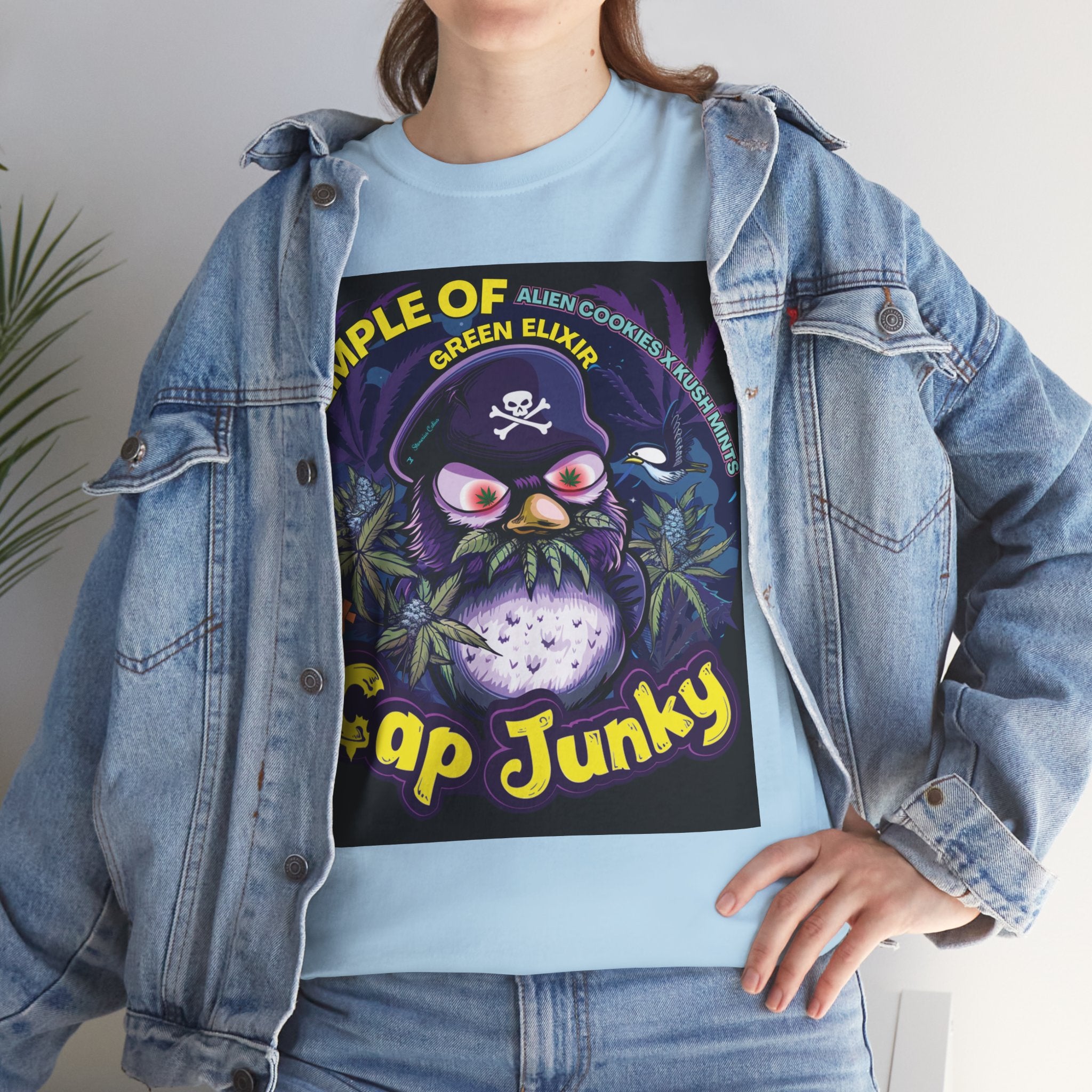 Model trägt Jeans Jacke und Cap Junky hellblaues T-Shirt.  Im Mittelpunkt des Designs steht  eine coole Piraten-Eule mit lilafarbenem Federkleid, die nicht nur die Meere, sondern auch die Cannabishaine beherrscht. 