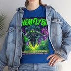 Model steht im Jeans Jacke und Chemflyer blaues T-shirt, Im Mittelpunkt steht eine wild dreinblickende Figur mit neon-grünen Augen, in den Händen leuchtende Kolben, während im Hintergrund Formeln, Moleküle und Cannabisblätter pulsieren.  