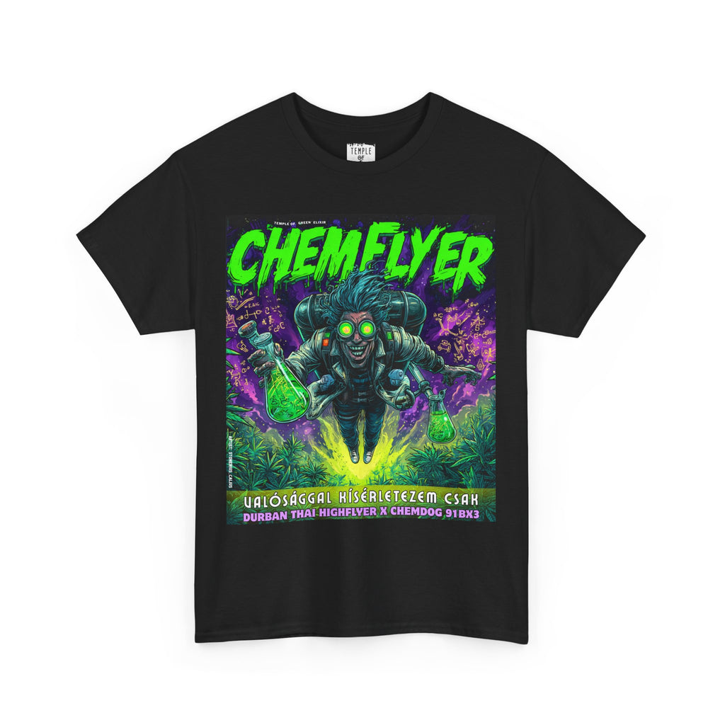 Chemflyer T-shirt schwarz im Mittelpunkt steht eine wild dreinblickende Figur mit neon-grünen Augen, in den Händen leuchtende Kolben, während im Hintergrund Formeln, Moleküle und Cannabisblätter pulsieren. 