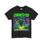Chemflyer T-shirt schwarz im Mittelpunkt steht eine wild dreinblickende Figur mit neon-grünen Augen, in den Händen leuchtende Kolben, während im Hintergrund Formeln, Moleküle und Cannabisblätter pulsieren. 