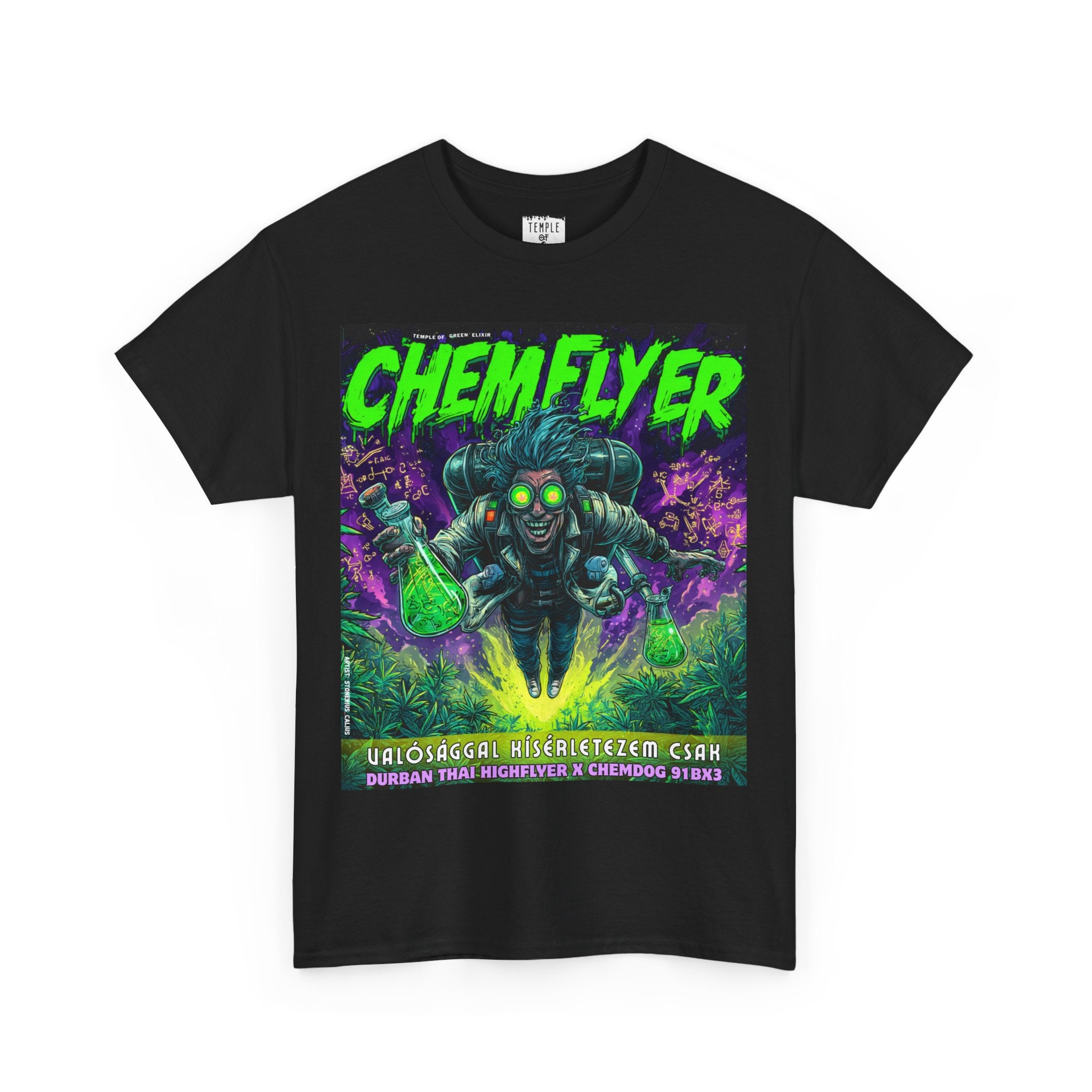 Chemflyer T-shirt schwarz im Mittelpunkt steht eine wild dreinblickende Figur mit neon-grünen Augen, in den Händen leuchtende Kolben, während im Hintergrund Formeln, Moleküle und Cannabisblätter pulsieren. 