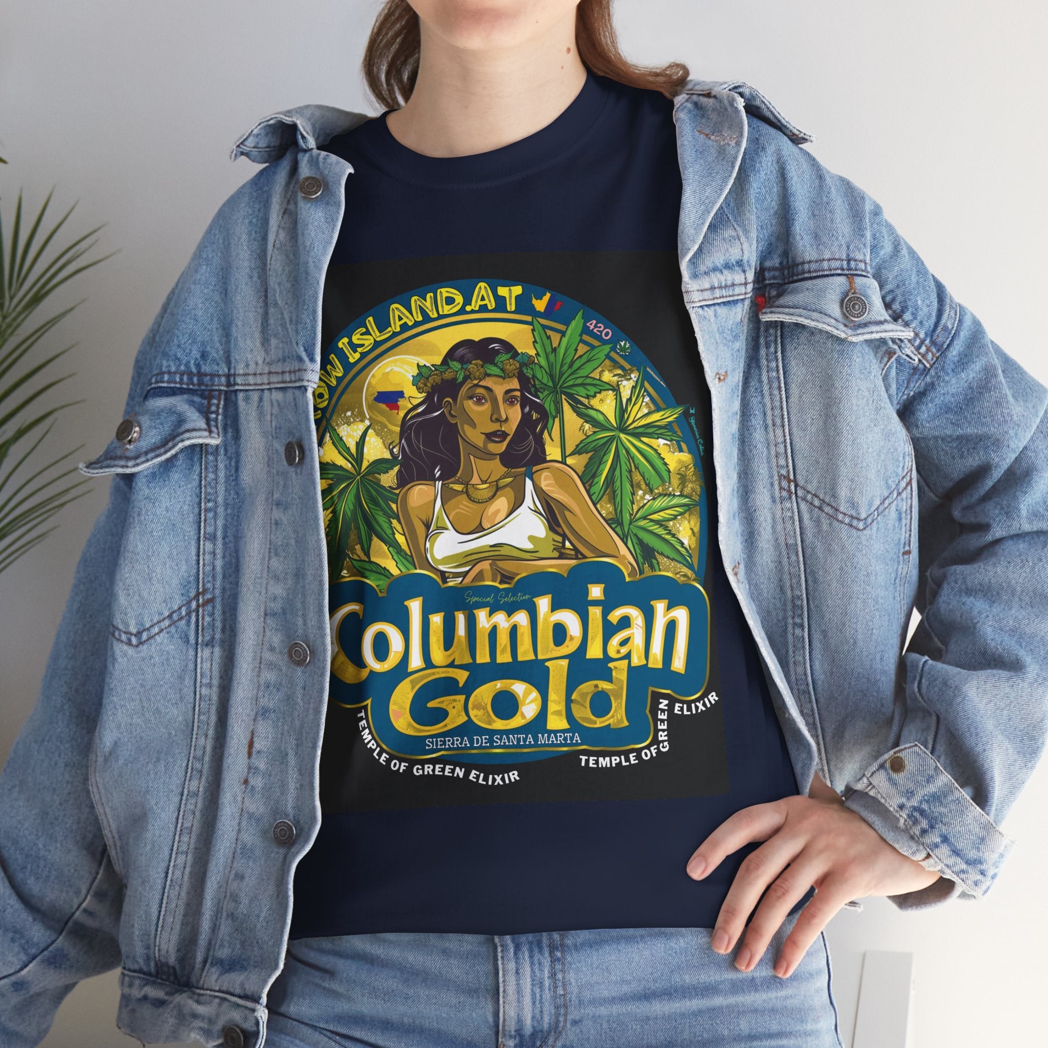Model trägt Jeans Jacke und Columbian Gold dunkelblau T-Shirt. Im Mittelpunkt des Designs steht eine tropische Göttin, umgeben von Sonnenstrahlen, einem Blumenkranz und üppigen Cannabis Blättern 