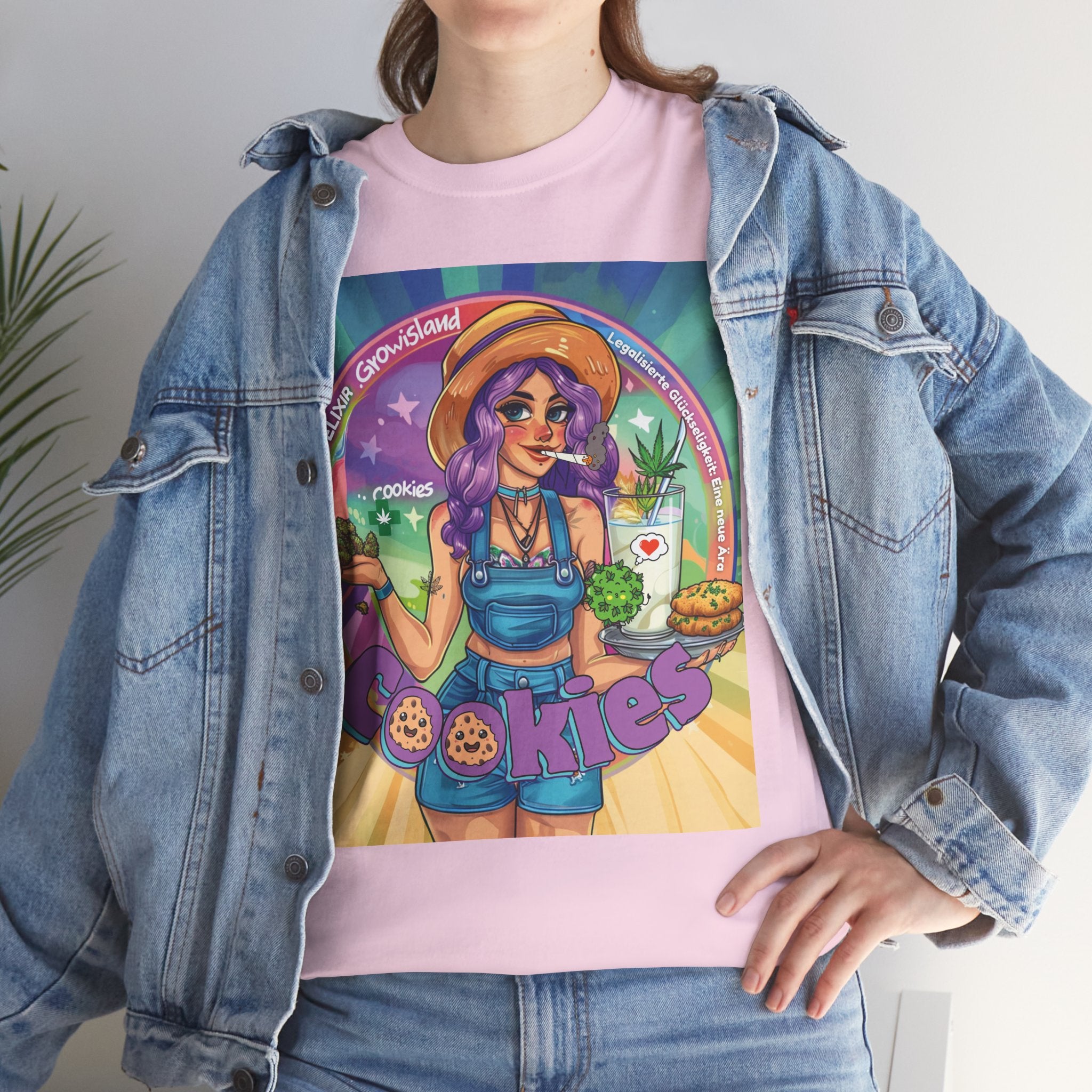 Model steht im Jeans Jacke und Cookies rosa T-shirt, ein Mädchen mit lilafarbenem Haar die zwei Seiten der Natur in Balance hält: In einer Hand duftende, frische Cannabis Buds, in der anderen eine Schale Kekse und ein Glas Milch – darin schwimmt ein kleines Cannabisblatt, als wäre es eine geheime Zutat. Im Hintergrund sorgen regenbogenfarbene Lichteffekte und verspielte Zeichnungen für ein Gefühl von Freiheit, Akzeptanz und kreativer Freude. 