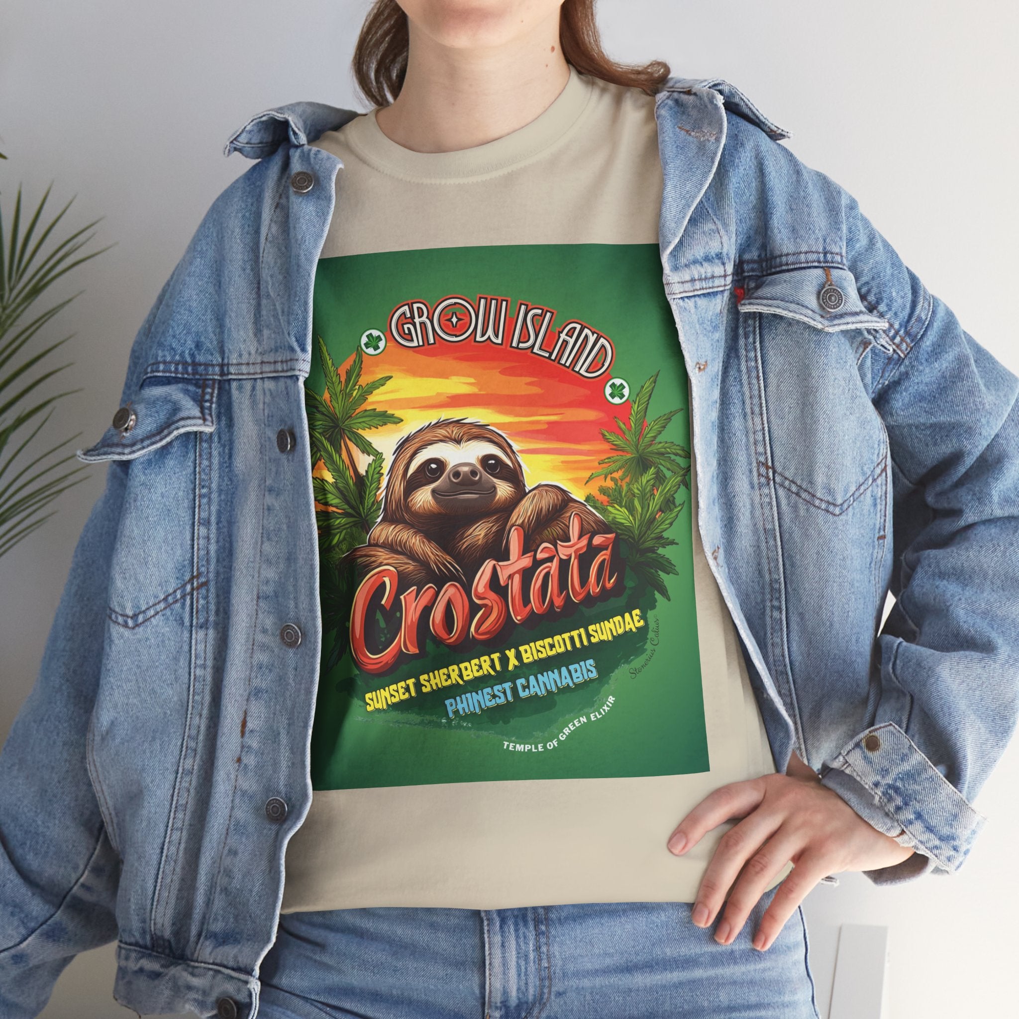 Model steht im Jeans Jacke und Crostata T-shirt in sand Farbe, mit ein Faultier, das im goldenen Licht des Sonnenuntergangs ruht und voller Zufriedenheit auf das duftende Cannabisfeld um sich herum blickt. 