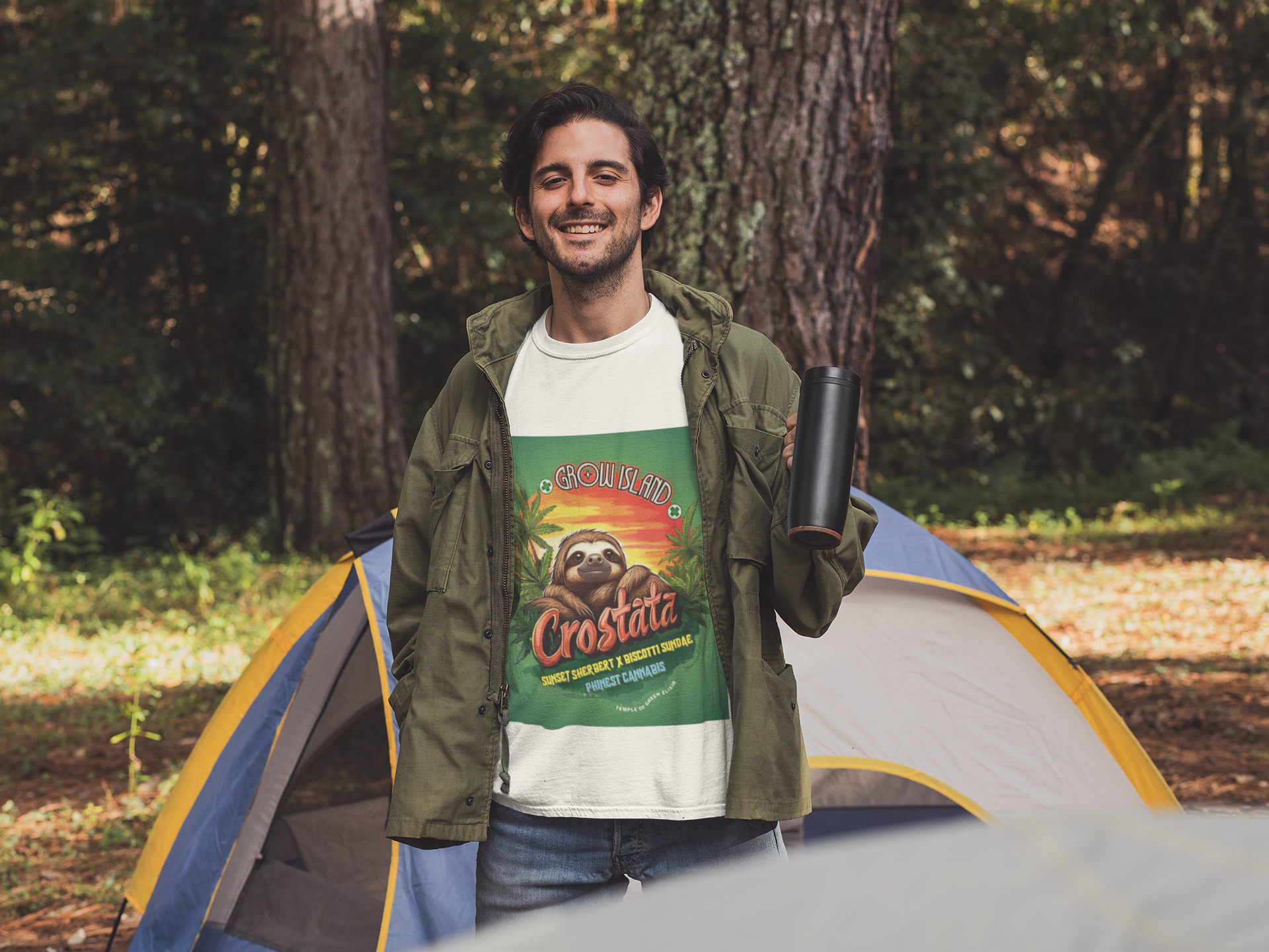 Ein campingbegeisterter Mann steht im Wald zwischen Zelten mit einer Thermoskanne in der Hand, er trägt ein weißes Crostata T-Shirt. Auf dem T-shirt ist  ein Faultier, das im goldenen Licht des Sonnenuntergangs ruht und voller Zufriedenheit auf das duftende Cannabisfeld um sich herum blickt. 