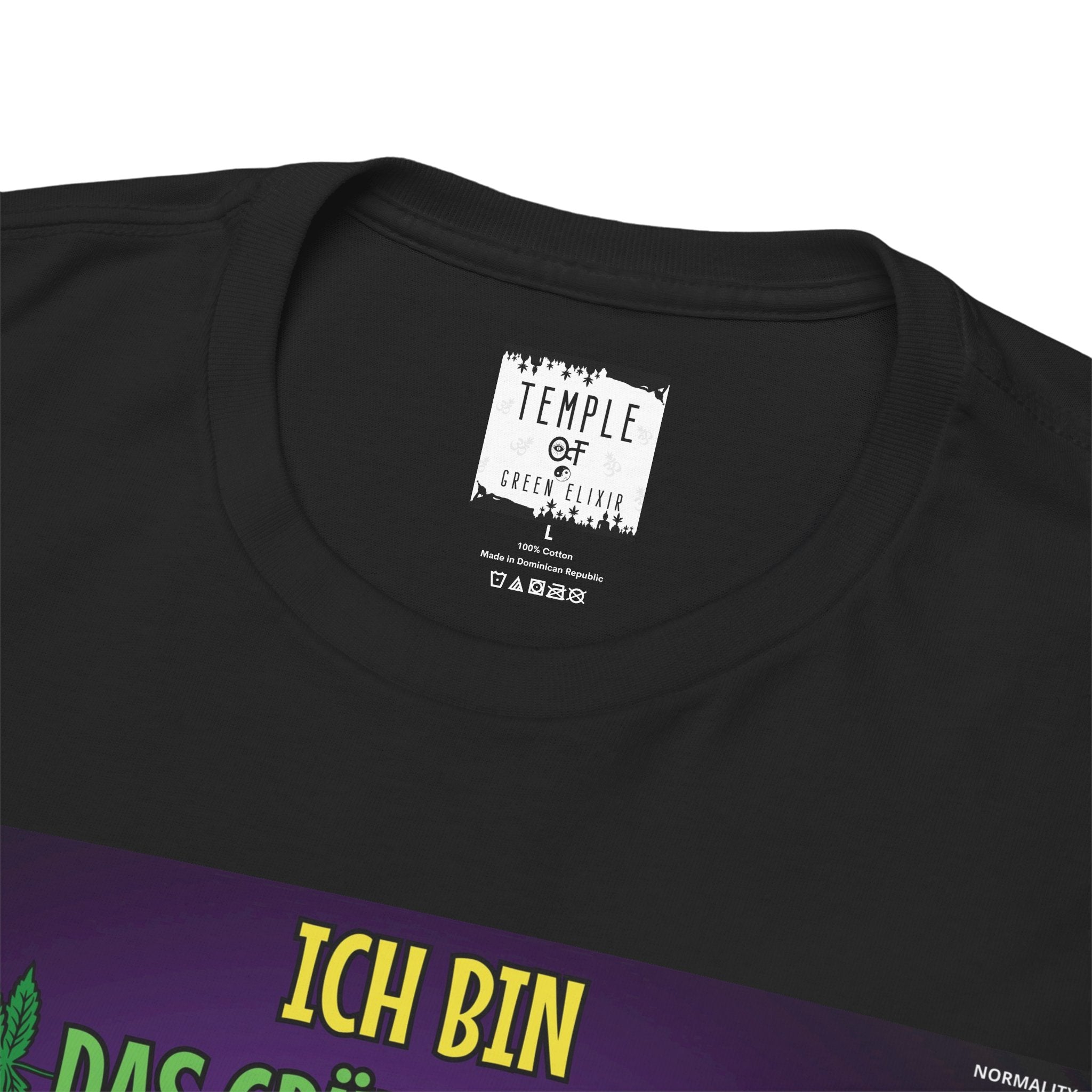 Nahaufnahme des weißen Innenlabels eines schwarzen T-Shirts. Das Label zeigt das Logo von 'Temple of Green Elixir',