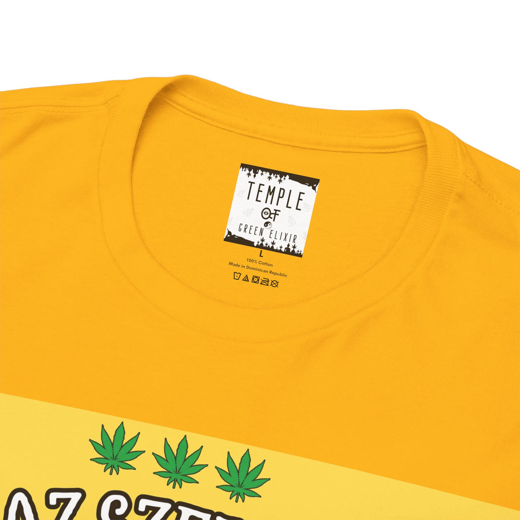 Detailansicht des Nackenetiketts des Wahre Liebe gelbes T-shirts, das die hochwertige Verarbeitung und die Markenidentität von Temple of Green Elixir unterstreicht, inklusive Größenangabe 'L' und Pflegesymbolen.﻿