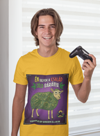 Ein fröhlich lächelnder junger Mann mit schulterlangen Haaren hält einen Game-Controller in der Hand. Er trägt ein gelbes T-Shirt von Temple of Green Elixir mit dem ungarischen Aufdruck 'Én vagyok a család zöld báránya' und einem Cartoon-Schaf, dessen Wolle aus Hanfblättern besteht.﻿