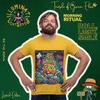 Ein Mann mit einem zufriedenen Lächeln verkörpert die entspannte Botschaft der "5N in the Mornin'" Kampagne: "Morning Ritual: Roll, Light, Smile." Er trägt das leuchtend gelbe T-Shirt mit dem kultigen Katzen-Motiv, das über einer kosmischen Wolkenlandschaft schwebt. Diese limitierte Edition von "Temple of Green Elixir" und "Illuminati Lost Seeds" ist der perfekte Start in den Tag für alle, die ihre Morgenroutine mit einer Prise Humor und Magie zelebrieren