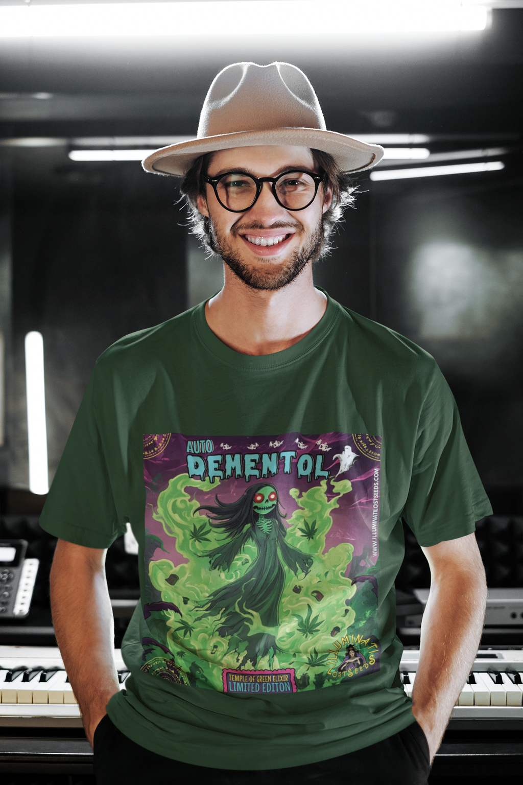  Ein charismatischer Mann mit Hut und Brille präsentiert das waldgrüne  Dementhol T-Shirt mit einem strahlenden Lächeln. Sein freundlicher und zugänglicher Look steht im humorvollen Widerspruch zum schaurigen Geister-Motiv auf dem Shirt. Diese limitierte Auflage von "Temple of Green Elixir" und "Illuminati Lost Seeds" beweist, dass auch die dunkle Seite ihren Charme haben kann.﻿
